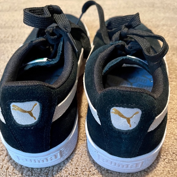 🐈⬛Puma Black Suede Sneakers With Light Grey Stripes - Size 8.5🐈⬛ - Picture 4 of 7